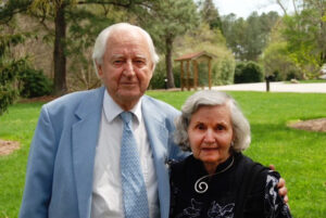 Robert and Pearl Seymour in 2009 (photo courtesy of Frances Jane Seymour and Robert E. Seymour III).